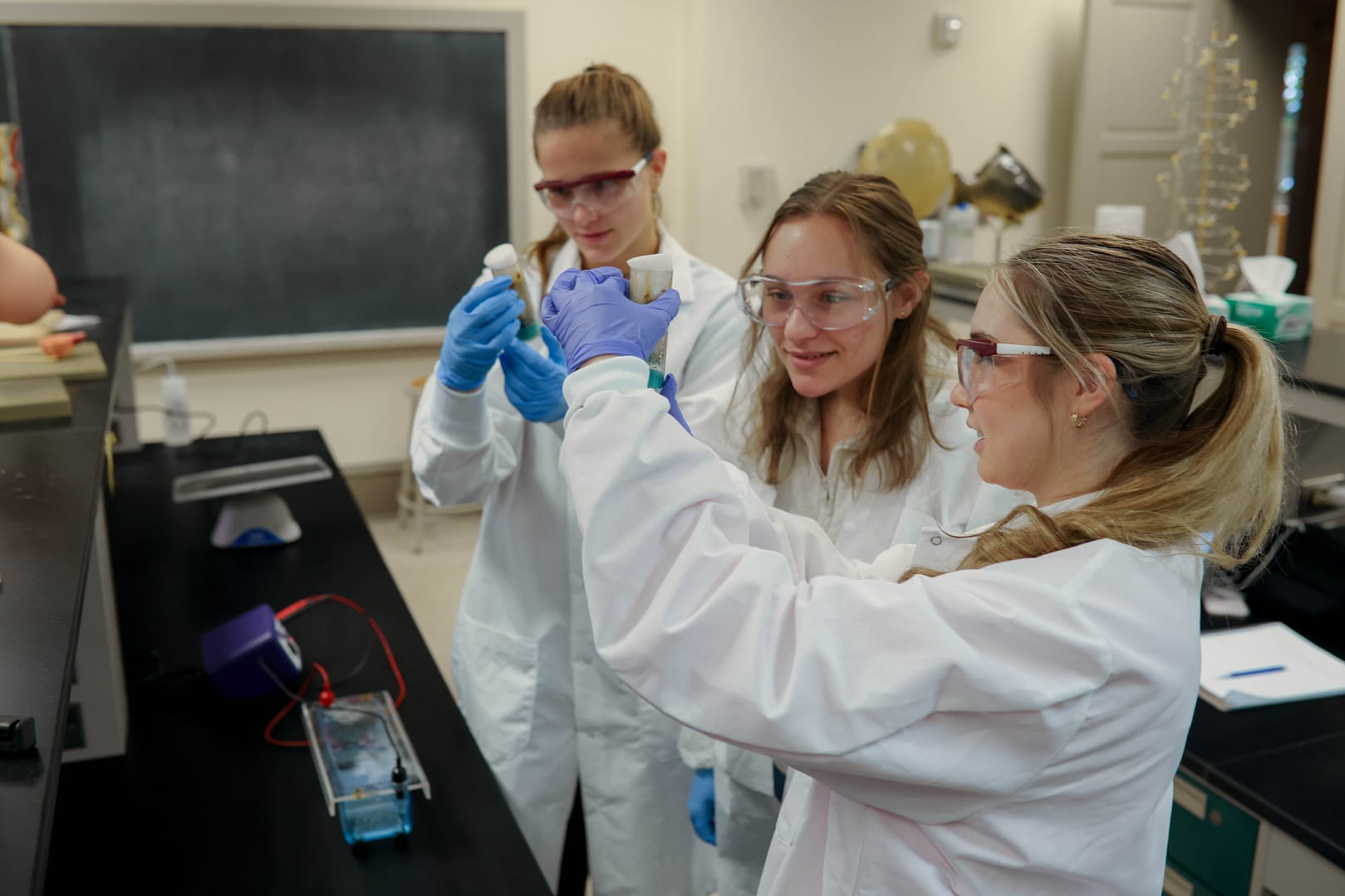 Digital Marketing Program at Bethany with students on computers